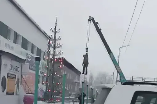 В Якутии мужчину подвесили на подъемном кране, чтобы нарядить елку
