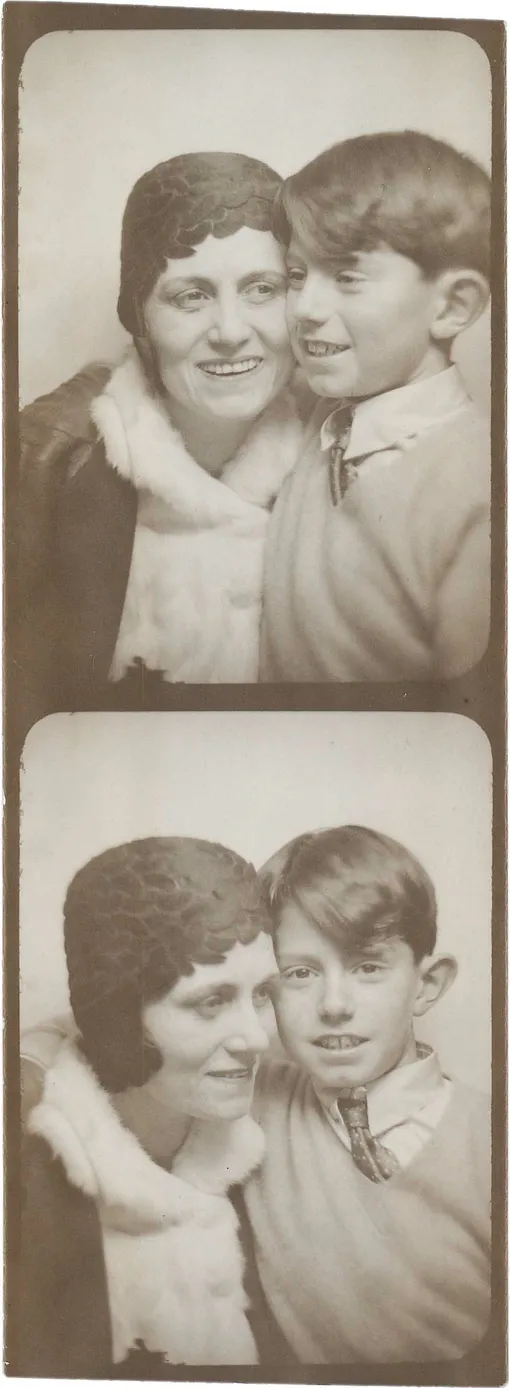 Два снимка Ольги и Поля Пикассо из фотоавтомата. Около 1928 , фотография. Архив Ольги Руис-Пикассо, Фонд поддержки искусства Альмины и Бернара Руис-Пикассо, Мадрид
