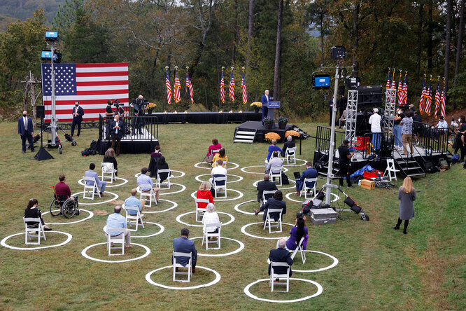 Встреча Джо Байдена с избирателями во время предвыборного ралли в Уорм-Спрингс, штат Джорджия, с соблюдением норм социального дистанцирования.