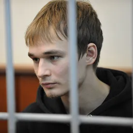 Аспиранта МГУ Азата Мифтахова приговорили к 6 годам колонии за участие в поджоге офиса «Единой России» Аспиранта МГУ Азата Мифтахова приговорили к 6 годам колонии за участие в поджоге офиса «Единой России»