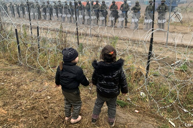 Мигранты атаковали границу Беларуси с Польшей и закидали польских полицейских камнями. В ответ силовики применили водометы и слезоточивый газ