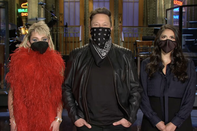 Илон Маск появился в черной бандане в рекламных роликах шоу Saturday Night Live. Пользователи раскритиковали бизнесмена за то, что он не надел маску