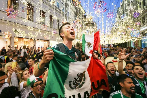 После матча болельщики сборной Мексики направились в сторону Никольской улицы и устроили в центре настоящее празднование.