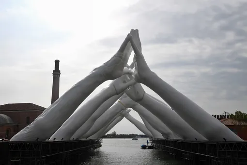 В Венеции появился «мост» из рук. Их создал итальянский скульптор к открытию Венецианской биеннале