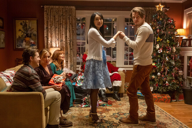 Рождественский фильм «Нетфликс» «Пара на праздники» стал самым популярным по количеству просмотров на платформе в дебютные выходные
