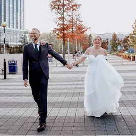 Пара из Великобритании сыграла свадьбу на месте аварии, где они впервые встретились