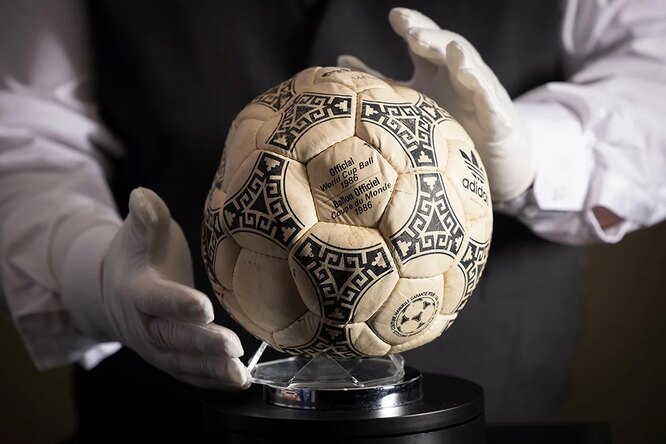 Мяч, который Диего Марадона забил «рукой бога» на ЧМ-86, продали на аукционе за 2 млн фунтов