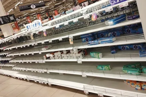 В российских магазинах пустеют полки с прокладками и тампонами. Минпромторг заверил, что дефицита не будет