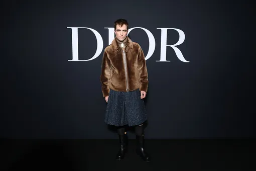 Роберт Паттинсон пришел на показ Dior в юбке и полушубке — образ вызвал горячее обсуждение и шутки