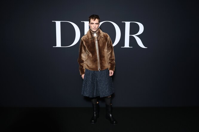 Роберт Паттинсон пришел на показ Dior в юбке и полушубке — образ вызвал горячее обсуждение и шутки