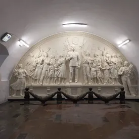 На станции метро «Таганская» в Москве открыли воссозданный барельеф со Сталиным