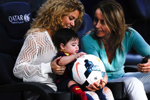 Шакира с сыном и мама Жерара — Монсеррат Бернабеу — на игре «Барселоны» с «Севильей» в Ла Лиге, 14 сентября 2013 года