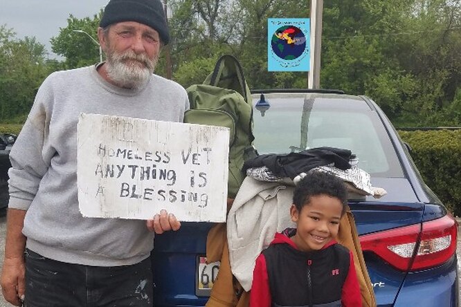 В США 8-летний мальчик помогает бездомным ветеранам. Он собрал $50 тысяч и раздал три тысячи наборов с гуманитарной помощью