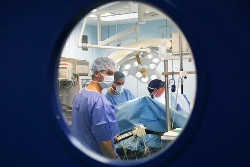 Трансплантологов, проводивших уникальные операции детям с низким весом, уволили из клиники
