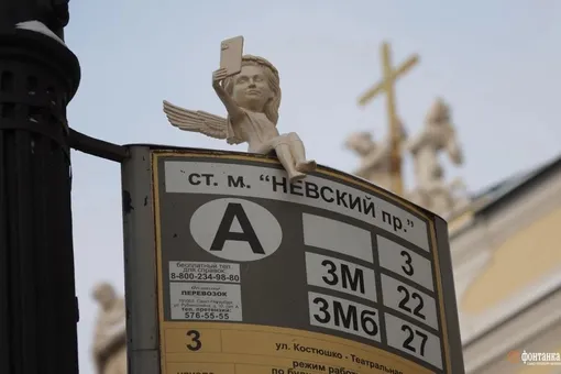 В Петербурге снова делают селфи напротив храма. На этот раз — статуя маленького ангела