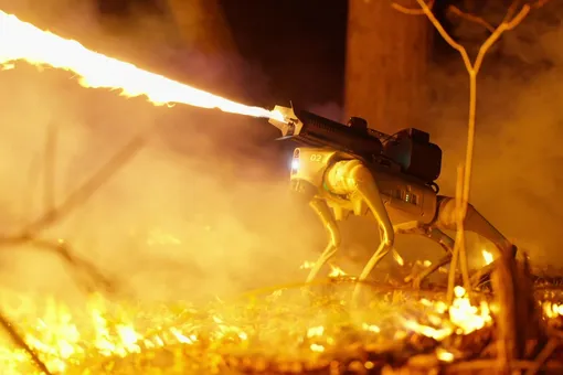 В США начали продавать робопса, способного извергать пламя из прикрепленного к нему огнемета