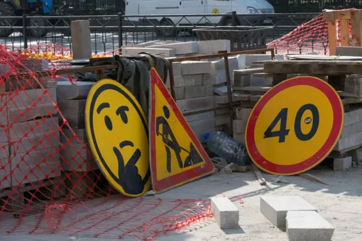 Художники из Екатеринбурга расставили по всему городу шуточные дорожные знаки. Рабочие не заметили подмену