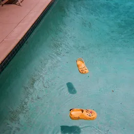 Джастин Бибер опубликовал тизер коллаборации с Crocs. После этого акции бренда выросли на 11%