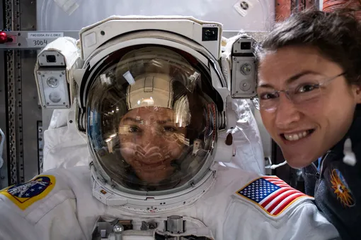 Впервые в истории в открытый космос вышел женский экипаж. Их пребывание за бортом МКС продлилось 7 часов