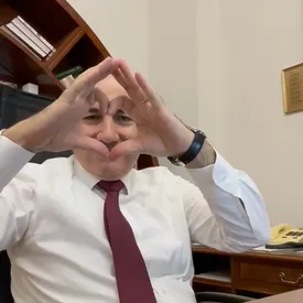 Премьер-министр Армении снял видео под песню Земфиры и запустил тренд в TikTok Премьер-министр Армении снял видео под песню Земфиры и запустил тренд в TikTok