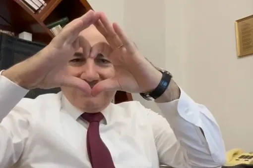 Премьер-министр Армении снял видео под песню Земфиры и запустил тренд в TikTok Премьер-министр Армении снял видео под песню Земфиры и запустил тренд в TikTok
