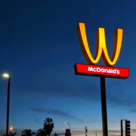 McDonald's впервые в истории изменил логотип в честь 8 марта McDonald's впервые в истории изменил логотип в честь 8 марта