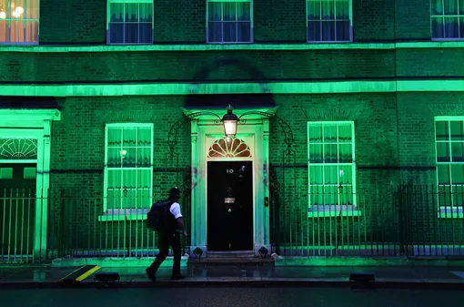 Официальная резиденция британского премьер-министра на Даунинг-стрит, 10 подсвечена зеленым цветом в память о жертвах пожара в лондонской башне Grenfell Tower. С момента трагедии, унесшей жизни 72 человек, прошло два года