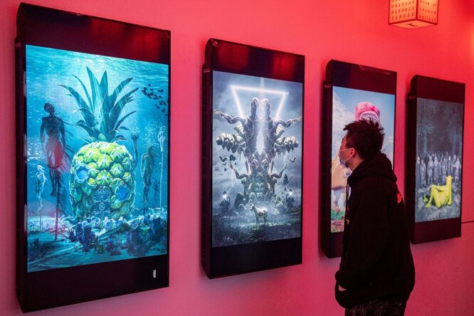 Цифровые картины американского художника Beeple на выставке криптоискусства «Virtual Niche: Have You Ever Seen Memes in the Mirror?» в Пекине 26 марта 2021 года. Цифровые картины американского художника Beeple на выставке криптоискусства «Virtual Niche: Have You Ever Seen Memes in the Mirror?» в Пекине 26 марта 2021 года.