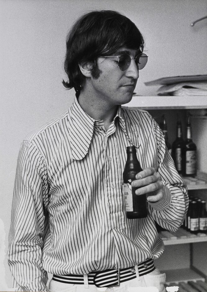 Во время выступлений в Германии, 1962 GERMANY — JUNE 01: Photo of John LENNON and BEATLES; John Lennon, posed, holding beer, on final German tour КРЕДИТ