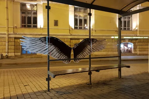 «Питер — город ангелов»: на остановке в Санкт-Петербурге вновь появились крылья
