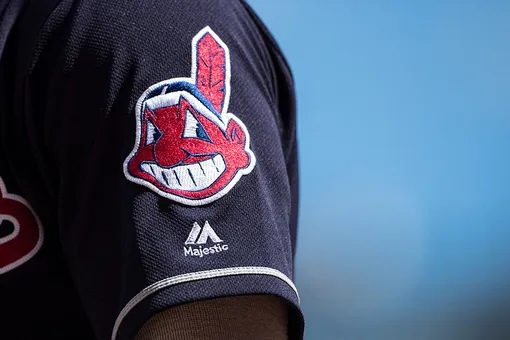 Бейсбольный клуб «Индианс» уберет «Вождя Ваху» со своего логотипа из-за обвинений в расизме