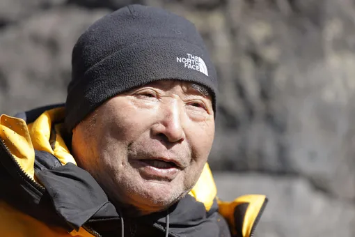 90-летний японский альпинист взобрался на гору Фудзи в инвалидной коляске
