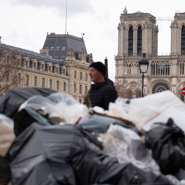 Мусор вышел из берегов: посмотрите, как выглядит Париж из-за забастовок против пенсионной реформы