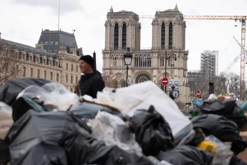 Мусор вышел из берегов: посмотрите, как выглядит Париж из-за забастовок против пенсионной реформы