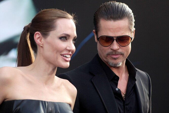 Анджелина Джоли заявила ФБР, что во время ссоры с Брэдом Питтом в 2016 году он толкнул ее в стену и схватил за голову
