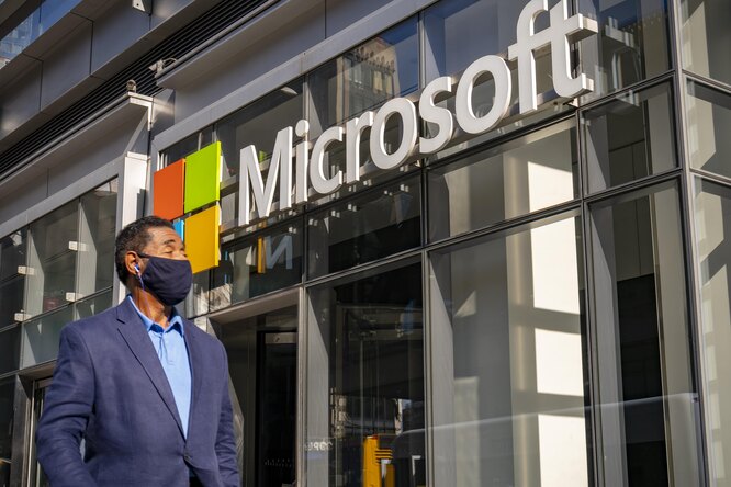 Microsoft обошла Apple и стала самой дорогой компанией в мире. Ее стоимость превысила $2,4 триллиона Microsoft обошла Apple и стала самой дорогой компанией в мире. Ее стоимость превысила $2,4 триллиона