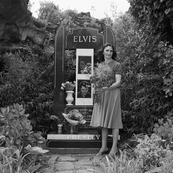 Люси Эрамо с букетом гвоздик в день рождения Элвиса, 1990 год.