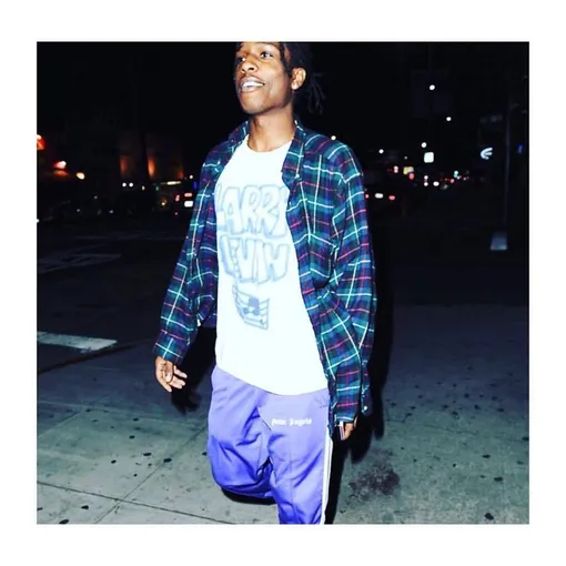 Рэпер A$AP Rocky в спортивных брюках Palm Angels