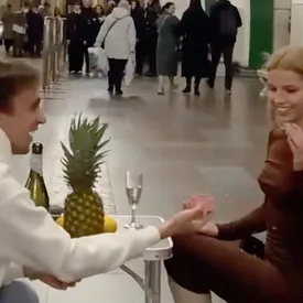 Москвича арестовали на 5 суток после видео с предложением девушке на станции метро Москвича арестовали на 5 суток после видео с предложением девушке на станции метро