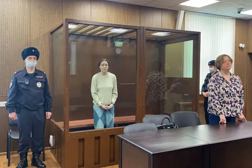 Суд в Москве приговорил 22-летнюю девушку к 2 годам колонии по делу о коктейле Молотова на митинге против военной операции
