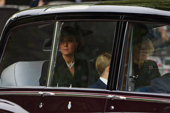 Дань уважения: Кейт Миддлтон надела украшения Елизаветы II на похороны королевы