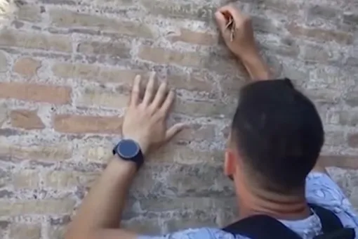 «Иван + Хейли». Турист извинился перед итальянцами за надпись на стене Колизея