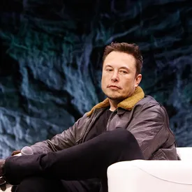 Илон Маск потерял первое место в списке богатейших людей мира по версии Forbes Илон Маск потерял первое место в списке богатейших людей мира по версии Forbes