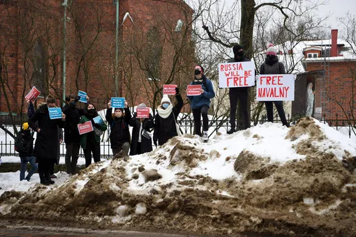 Демонстранты требуют освободить Алексея Навального возле российского посольства в Хельсинки в Финляндии.