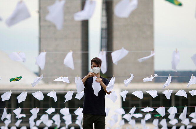 Инсталляция с белыми платками в память о жертвах коронавируса в Бразилии