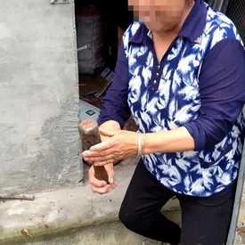 В Китае пенсионерка 20 лет использовала ручную гранату в качестве молотка В Китае пенсионерка 20 лет использовала ручную гранату в качестве молотка