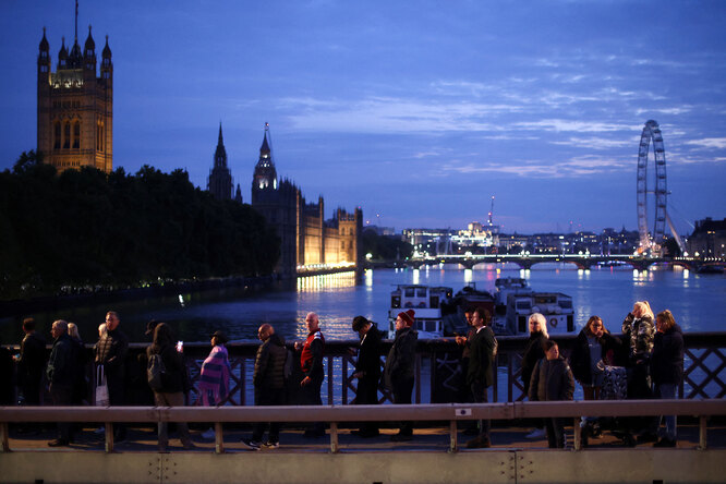 Фото дня: в Лондоне выстроилась многокилометровая очередь из желающих проститься с Елизаветой II