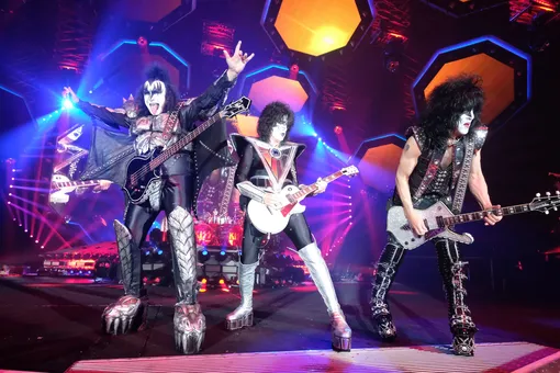 Группа Kiss завершила прощальный тур — и представила цифровые аватары, которые отныне будут заменять музыкантов на концертах