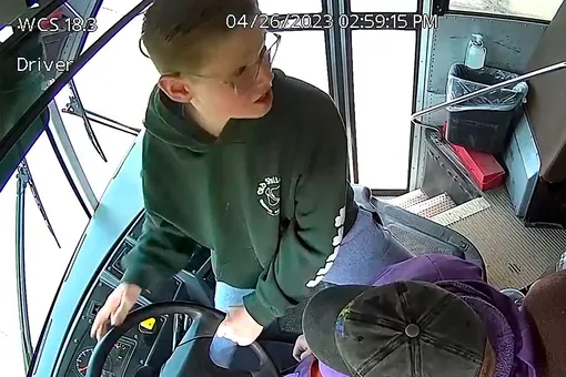 Семиклассник остановил школьный автобус, когда водитель потерял сознание. Мальчик был единственным, кто не отвлекался на телефон