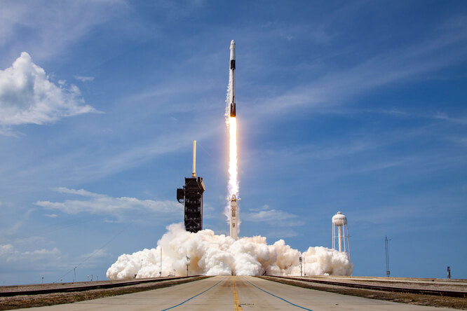 Запуск ракеты SpaceX Falcon-9 и капсулы Crew Dragon с мыса Канаверал, отправляющих астронавтов на Международную космическую станцию